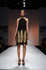 Model walks the ramp for Reyn Tandon Show at Wills Lifestyle India Fashion Week 2013 Day 3 in Mumbai on 15th March 2013 (118).JPG